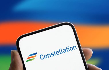Dhaka, Bangladeş - 15 Ocak 2025: Takımyıldız logosu akıllı telefonda gösterilir. Constellation Energy Corporation bir Amerikan enerji şirketidir.
