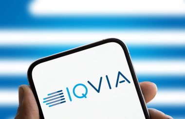 Dhaka, Bangladeş - 18 Aralık 2024: IQVIA logosu akıllı telefonda gösteriliyor. IQVIA, çok uluslu bir Amerikan şirketidir..