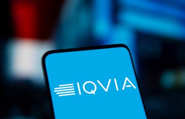 Dhaka, Bangladeş - 18 Aralık 2024: IQVIA logosu akıllı telefonda gösteriliyor. IQVIA, çok uluslu bir Amerikan şirketidir..