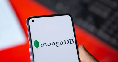 Dhaka, Bangladeş - 12 Aralık 2024: Mongo DB logosu akıllı telefonda sergilenmektedir. Moğolistan, kaynak bazlı, platformlar arası, belge odaklı bir veritabanı programıdır..