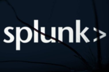 Dhaka, Bangladeş - 18 Aralık 2024: Kırık camda kırık logo görünüyor. Splunk Inc. bir Amerikan yazılım şirketidir..