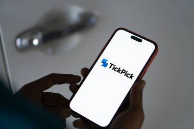 Dhaka, Bangladeş - 18 Aralık 2024: Tickpick logosu akıllı telefonda gösteriliyor. TickPick etkinlik biletleri için online bir pazardır..