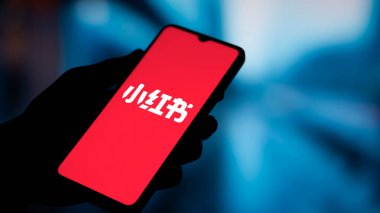 Dhaka, Bangladeş - 16 Ocak 2025: RedNote (Xiaohongshu) logosu akıllı telefonda gösterilir.