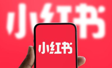 Dhaka, Bangladeş - 16 Ocak 2025: RedNote (Xiaohongshu) logosu akıllı telefonda gösterilir.