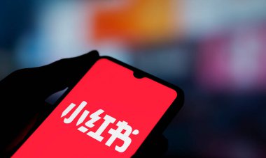 Dhaka, Bangladeş - 16 Ocak 2025: RedNote (Xiaohongshu) logosu akıllı telefonda gösterilir.