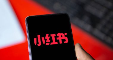 Dhaka, Bangladeş - 16 Ocak 2025: RedNote (Xiaohongshu) logosu akıllı telefonda gösterilir.