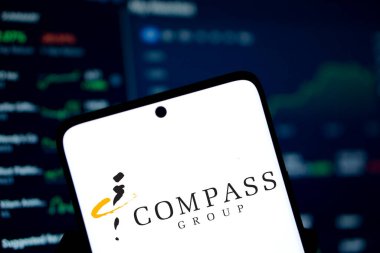 Dhaka, Bangladeş - 3 Aralık 2024: Pusula Grubu logosu akıllı telefonda gösteriliyor.