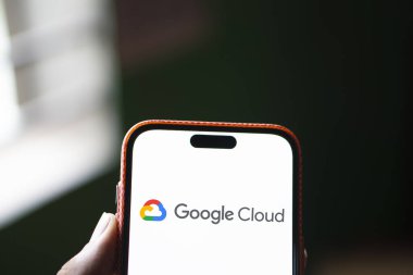 Dhaka, Bangladeş - 16 Ocak 2025: Google bulut logosu akıllı telefonda gösteriliyor.
