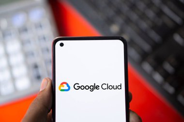 Dhaka, Bangladeş - 16 Ocak 2025: Google bulut logosu akıllı telefonda gösteriliyor.