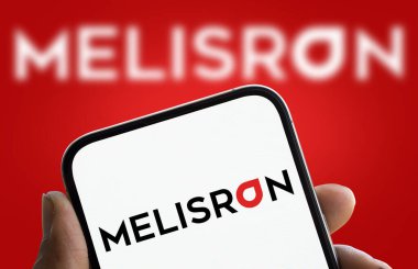 Dahka, Bangladeş - 13 Ocak 2025: Melisron logosu akıllı telefonda sergilenmektedir. Melisron Ltd, İsrail merkezli bir yatırım şirketi..