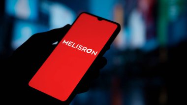 Dahka, Bangladeş - 13 Ocak 2025: Melisron logosu akıllı telefonda sergilenmektedir. Melisron Ltd, İsrail merkezli bir yatırım şirketi..