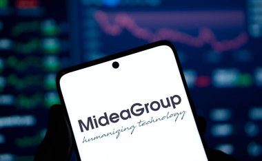 Dhaka, Bangladeş - 30 Aralık 2024: Midea grubu logosu akıllı telefonda gösteriliyor. Midea Group Çinli bir elektrikli alet üreticisi şirketidir..