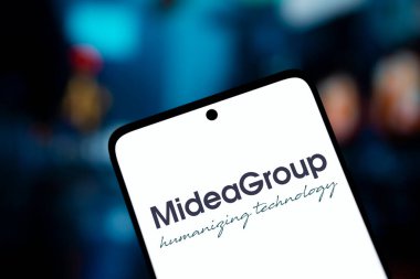 Dhaka, Bangladeş - 30 Aralık 2024: Midea grubu logosu akıllı telefonda gösteriliyor. Midea Group Çinli bir elektrikli alet üreticisi şirketidir..