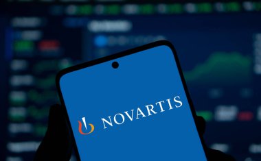 Dhaka, Bangladeş - 29 Aralık 2024: Novartis logosu akıllı telefonda gösteriliyor. Novartis AG, İsviçreli çok uluslu bir ilaç şirketidir..