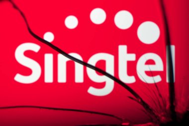 Dhaka, Bangladeş - 29 Aralık 2024: Kırık camlarda Singtel logosu görülüyor. Singtel bir Singapur telekomünikasyon şirketi..