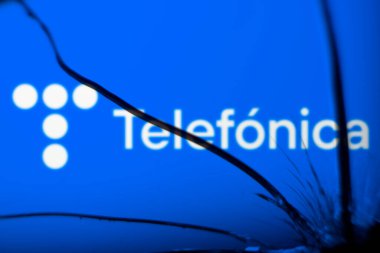 Dhaka, Bangladeş - 3 Aralık 2024: Kırık camda telefon logosu görülüyor.