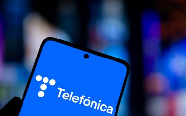 Dhaka, Bangladeş - 3 Aralık 2024: Telefon logosu akıllı telefonda gösteriliyor.