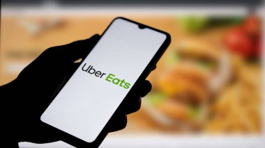 Dhaka, Bangladeş - 16 Ocak 2025: Uber Eats logosu akıllı telefonda gösteriliyor.