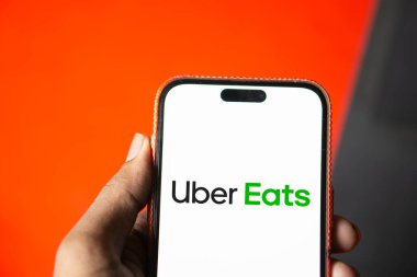 Dhaka, Bangladeş - 16 Ocak 2025: Uber Eats logosu akıllı telefonda gösteriliyor.