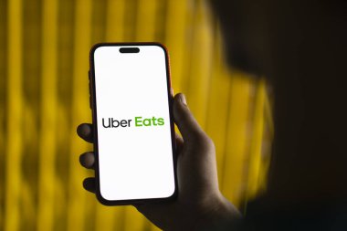 Dhaka, Bangladeş - 16 Ocak 2025: Uber Eats logosu akıllı telefonda gösteriliyor.