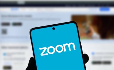 Dhaka, Bangladeş - 16 Ocak 2025: Zoom İş Yeri logosu akıllı telefonda gösteriliyor.