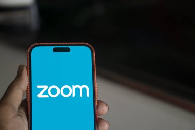 Dhaka, Bangladeş - 16 Ocak 2025: Zoom İş Yeri logosu akıllı telefonda gösteriliyor.