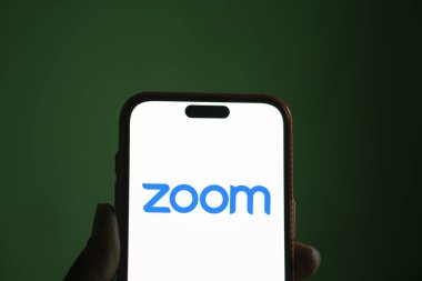 Dhaka, Bangladeş - 16 Ocak 2025: Zoom İş Yeri logosu akıllı telefonda gösteriliyor.