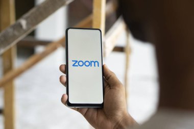 Dhaka, Bangladeş - 16 Ocak 2025: Zoom İş Yeri logosu akıllı telefonda gösteriliyor.