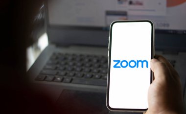 Dhaka, Bangladeş - 16 Ocak 2025: Zoom İş Yeri logosu akıllı telefonda gösteriliyor.