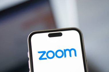 Dhaka, Bangladeş - 16 Ocak 2025: Zoom İş Yeri logosu akıllı telefonda gösteriliyor.