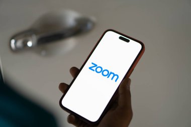 Dhaka, Bangladeş - 16 Ocak 2025: Zoom İş Yeri logosu akıllı telefonda gösteriliyor.