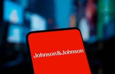 Dhaka, Bangladeş - 25 Aralık 2024: Johnson & Johnson logosu akıllı telefonda gösteriliyor.