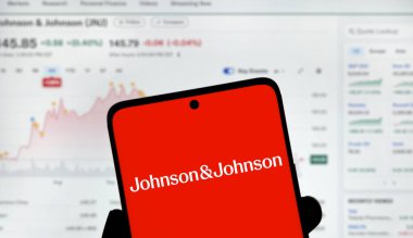 Dhaka, Bangladeş - 25 Aralık 2024: Johnson & Johnson logosu akıllı telefonda gösteriliyor.