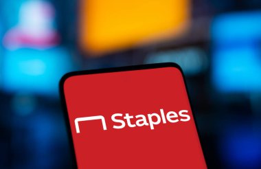 Dhaka, Bangladeş - 24 Aralık 2024: Staples logosu akıllı telefonda gösteriliyor.
