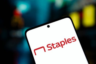 Dhaka, Bangladeş - 24 Aralık 2024: Staples logosu akıllı telefonda gösteriliyor.