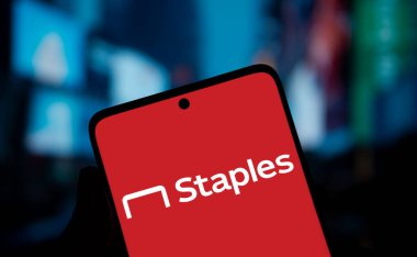 Dhaka, Bangladeş - 24 Aralık 2024: Staples logosu akıllı telefonda gösteriliyor.