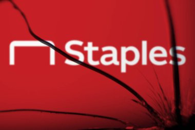 Dhaka, Bangladeş - 24 Aralık 2024: Kırık camda Staples logosu görülüyor.