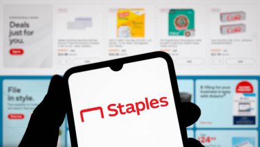 Dhaka, Bangladeş - 24 Aralık 2024: Staples logosu akıllı telefonda gösteriliyor.