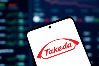 Dhaka, Bangladeş - 24 Aralık 2024: Takeda logosu akıllı telefonda sergileniyor.