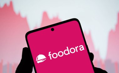 Dhaka, Bangladeş - 26 Kasım 2024: Foodora logosu akıllı telefonda gösteriliyor. Foodora, Hero 'nun sahibi olduğu çevrimiçi yemek dağıtım markası..