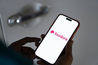 Dhaka, Bangladeş - 26 Kasım 2024: Foodora logosu akıllı telefonda gösteriliyor. Foodora, Hero 'nun sahibi olduğu çevrimiçi yemek dağıtım markası..