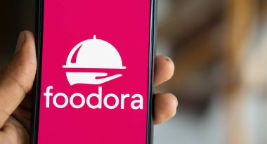 Dhaka, Bangladeş - 26 Kasım 2024: Foodora logosu akıllı telefonda gösteriliyor. Foodora, Hero 'nun sahibi olduğu çevrimiçi yemek dağıtım markası..