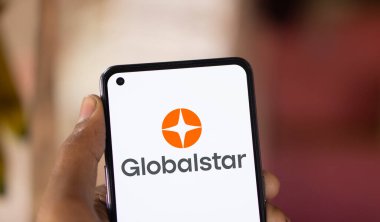 Dhaka, Bangladeş - 18 Ocak 2025: Globalstar logosu akıllı telefonda sergilenmektedir. Globalstar A.Ş. bir Amerikan telekomünikasyon şirketidir..