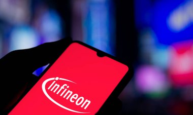 Dhaka, Bangladeş - 21 Kasım 2024: Sonsuz logo akıllı telefonda gösterilir. Infineon Technologies AG Almanya 'nın en büyük yarı iletken imalat şirketidir..