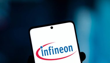 Dhaka, Bangladeş - 21 Kasım 2024: Sonsuz logo akıllı telefonda gösterilir. Infineon Technologies AG Almanya 'nın en büyük yarı iletken imalat şirketidir..