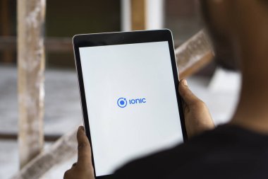 Dhaka, Bangladeş - 19 Kasım 2024: İyonik logo ipad üzerinde sergilenmektedir. İyonik, kros platform inşa etmek için açık kaynaklı bir UI araç takımıdır.