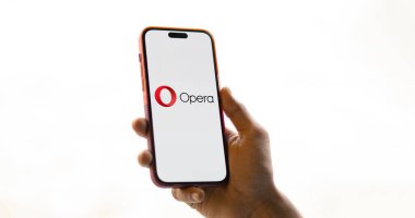 Dhaka, Bangladeş - 27 Kasım 2024: Opera logosu akıllı telefonda gösteriliyor. Opera, Opera firması tarafından geliştirilen çok platformlu bir web tarayıcısıdır..