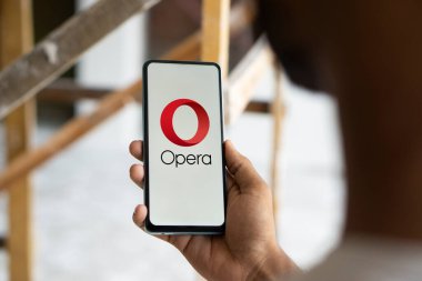 Dhaka, Bangladeş - 27 Kasım 2024: Opera logosu akıllı telefonda gösteriliyor. Opera, Opera firması tarafından geliştirilen çok platformlu bir web tarayıcısıdır..
