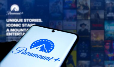 Dhaka, Bangladeş - 18 Ocak 2025: Paramount logosu akıllı telefonda gösteriliyor. Paramount +, Amerika Birleşik Devletleri 'ne bağlı bir abonelik videosu..