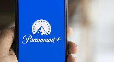 Dhaka, Bangladeş - 18 Ocak 2025: Paramount logosu akıllı telefonda gösteriliyor. Paramount +, Amerika Birleşik Devletleri 'ne bağlı bir abonelik videosu..